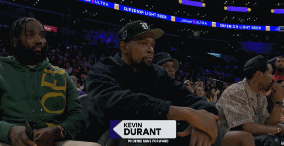 😎气质依然迷人！杜兰特现场观看金州女武神vs洛杉矶火花