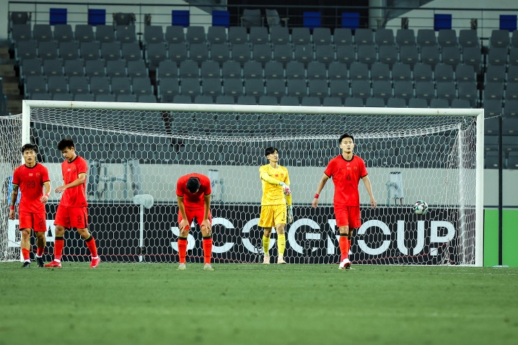 开云下载-袁甲谈国足0-2日本：国足队员尽力了目标少输点，日本四队玩着踢