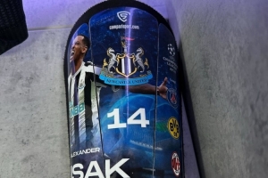 开云在线-剑指欧冠席位！伊萨克护腿板印有上赛季欧冠小组赛对手队徽